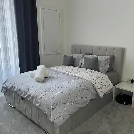 Apartment Three Bedroom In Centre