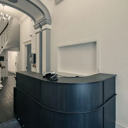 Royal West End מלון 3*