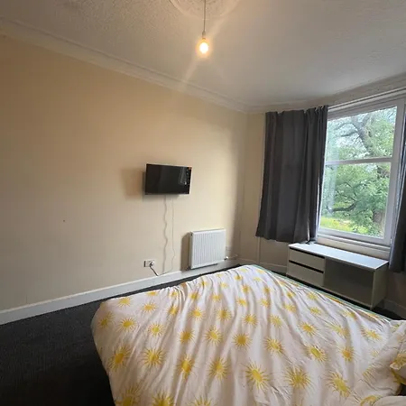 West End Traditional Flat With Free Parking *