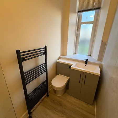 West End Traditional Flat With Free Parking דירה