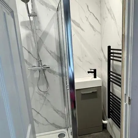 Modern And Stylish 3 Bedroom 2 Bathroom West End House With Free Wifi And Parking Villa *