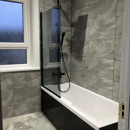 Villa Modern And Stylish 3 Bedroom 2 Bathroom West End House With Free Wifi And Parking *