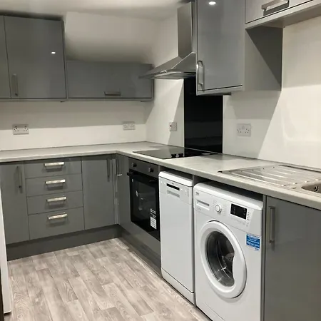 דירה Contractor Welcome Newly Refurbished 2 Bedroom Sleeps 5 With Free Secure Parking And Wifi Fully Fitted Kitchen With Washer Dryer Weekly Bedding Change And Hoover Long Term Rate Available 3 Miles From Centre *