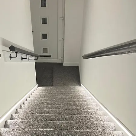 Contractor Welcome Newly Refurbished 2 Bedroom Sleeps 5 With Free Secure Parking And Wifi Fully Fitted Kitchen With Washer Dryer Weekly Bedding Change And Hoover Long Term Rate Available 3 Miles From Centre *