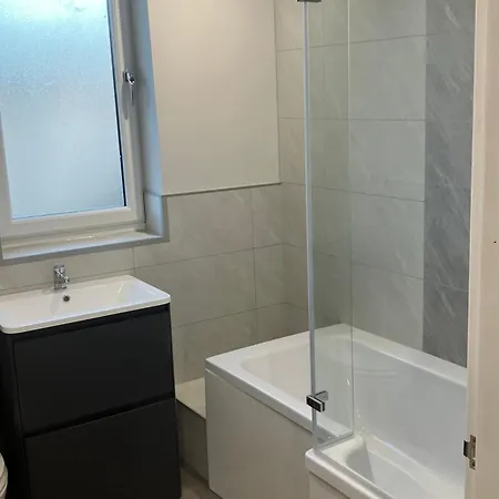 Contractor Welcome Newly Refurbished 2 Bedroom Sleeps 5 With Free Secure Parking And Wifi Fully Fitted Kitchen With Washer Dryer Weekly Bedding Change And Hoover Long Term Rate Available 3 Miles From Centre דירה