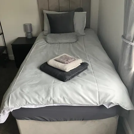 Contractor Welcome Newly Refurbished 2 Bedroom Sleeps 5 With Free Secure Parking And Wifi Fully Fitted Kitchen With Washer Dryer Weekly Bedding Change And Hoover Long Term Rate Available 3 Miles From Centre