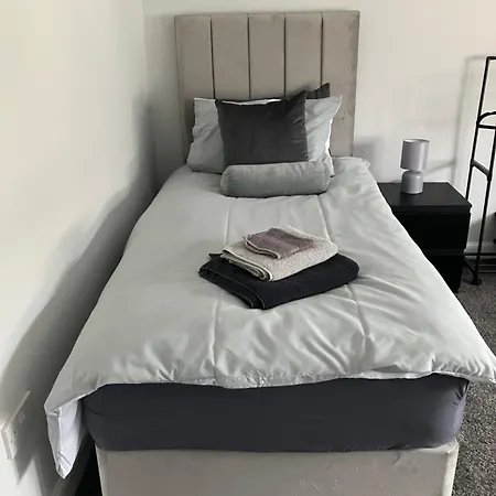 Contractor Welcome Newly Refurbished 2 Bedroom Sleeps 5 With Free Secure Parking And Wifi Fully Fitted Kitchen With Washer Dryer Weekly Bedding Change And Hoover Long Term Rate Available 3 Miles From Centre Apartamento