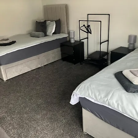Contractor Welcome Newly Refurbished 2 Bedroom Sleeps 5 With Free Secure Parking And Wifi Fully Fitted Kitchen With Washer Dryer Weekly Bedding Change And Hoover Long Term Rate Available 3 Miles From Centre * גלאזגו