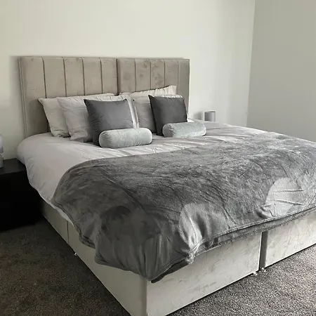 דירה Contractor Welcome Newly Refurbished 2 Bedroom Sleeps 5 With Free Secure Parking And Wifi Fully Fitted Kitchen With Washer Dryer Weekly Bedding Change And Hoover Long Term Rate Available 3 Miles From Centre
