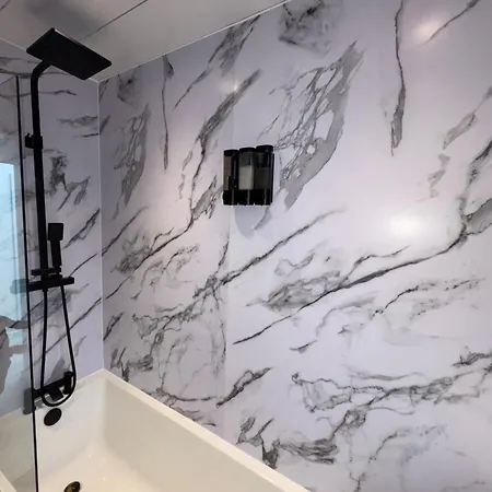 Cozy 3 Bed Home, Free Parking 8 Min To Centre