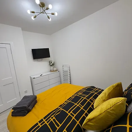 Cozy 3 Bed Home, Free Parking 8 Min To Centre