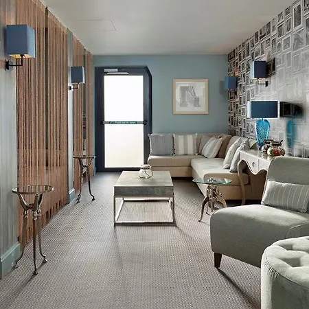 Village 4* Glasgow
