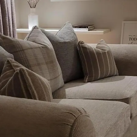 3 Bedroom Sleeps 6 Free Parking * Glasgow