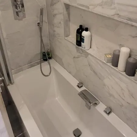 3 Bedroom Sleeps 6 Free Parking בית נופש *