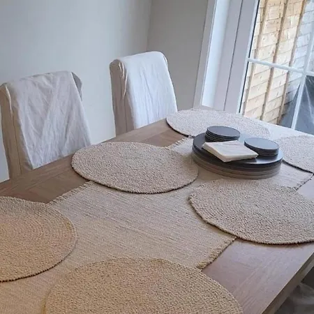 3 Bedroom Sleeps 6 Free Parking Hébergement de vacances