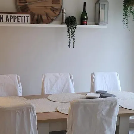 3 Bedroom Sleeps 6 Free Parking