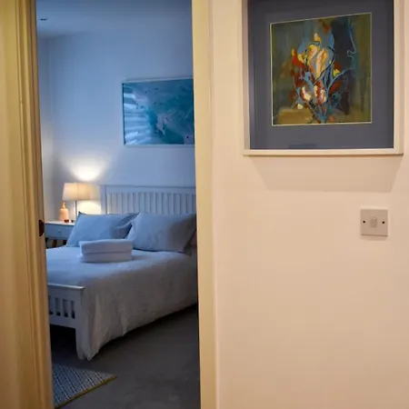 Private And Bathroom In Shared Flat With Parking 홈스테이 *