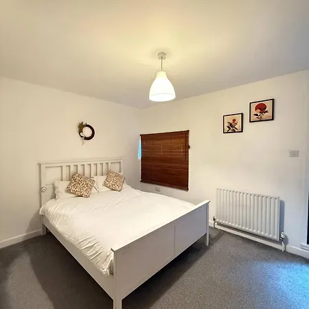 Muirhouse 2br With Free Parking Apartmán