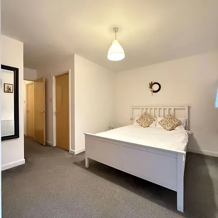 Muirhouse 2br With Free Parking גלאזגו