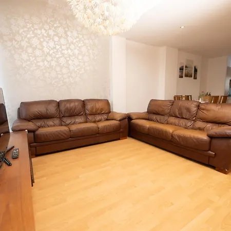 Muirhouse 2br With Free Parking Apartmán