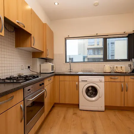 Muirhouse 2br With Free Parking גלאזגו