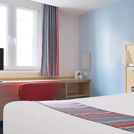 Travelodge Airport 3*