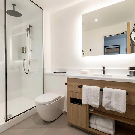 Sandman Signature Hotel 4*