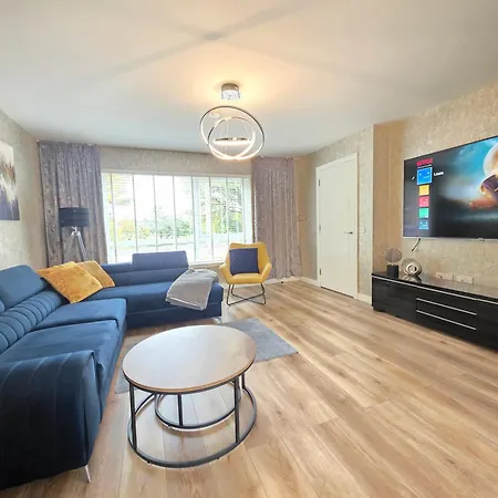 Entire Spacious 3-bed Family Home, Centre, Free Parking, Garden Apartment Glasgow