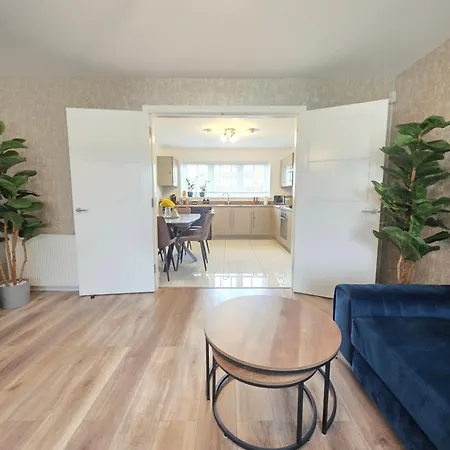 Apartment Entire Spacious 3-bed Family Home, Centre, Free Parking, Garden