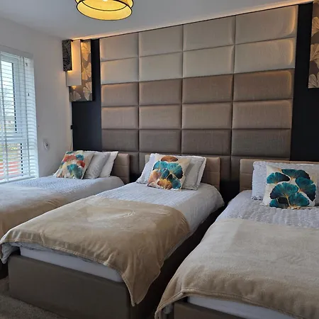 Apartment Entire Spacious 3-bed Family Home, Centre, Free Parking, Garden