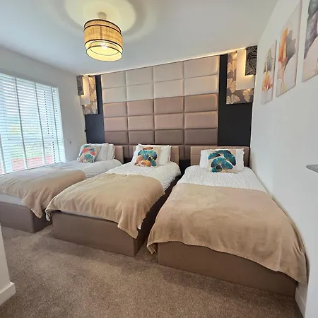 Entire Spacious 3-bed Family Home, Centre, Free Parking, Garden Apartment *