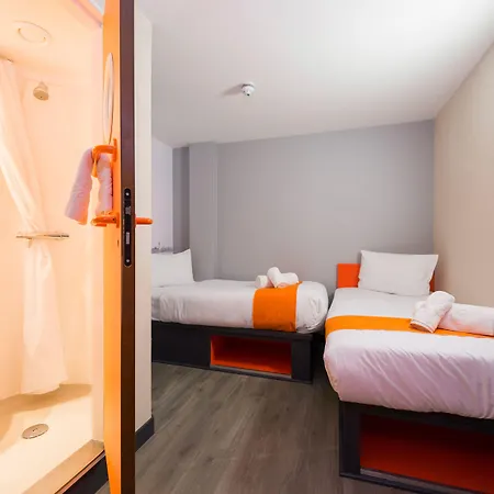 Easyhotel מלון 2*