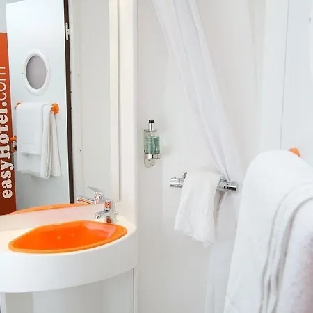 Easyhotel 2*