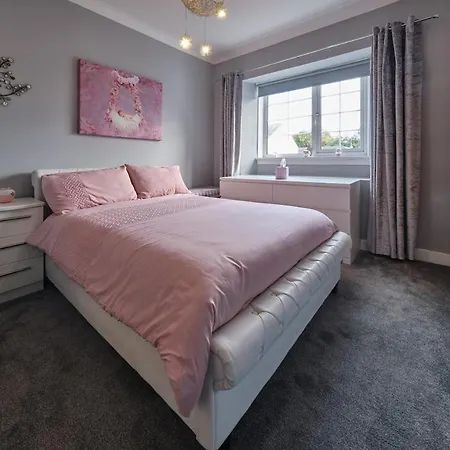 Stay Torrance-Village Home Near Glasgow Villa