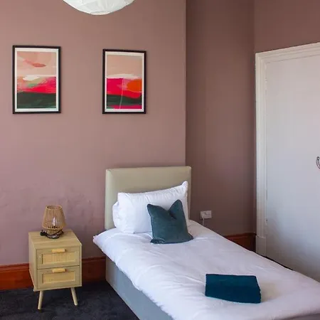 Family And Group 2br By Park Sleeps 7 아파트