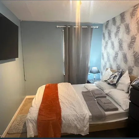 Stylish 3 Bedroom House * Glasgow