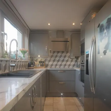 2-bedroom Away From In Glasgows' East End With Free Parking Apartman