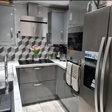 2-bedroom Away From In Glasgows' East End With Free Parking 아파트