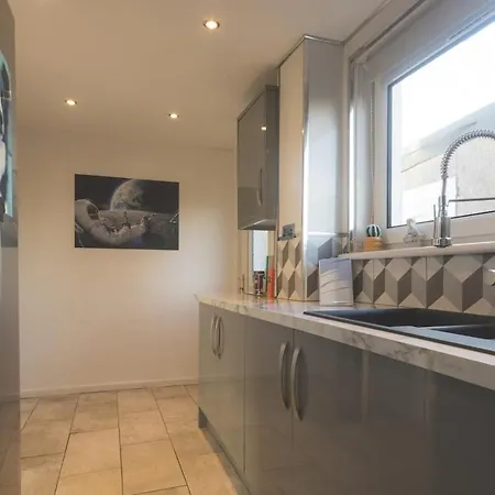 2-bedroom Away From In Glasgows' East End With Free Parking 아파트 *