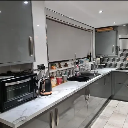 2-bedroom Away From In Glasgows' East End With Free Parking 아파트 글라스고