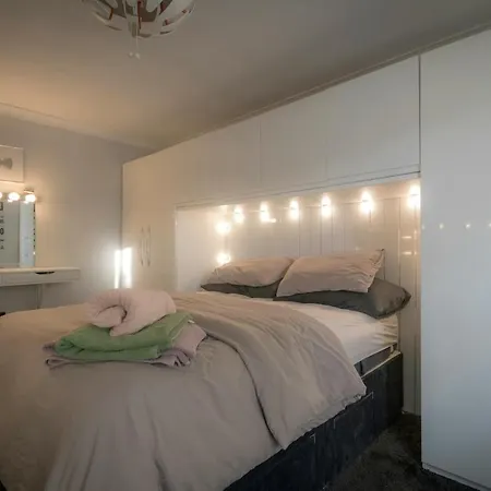 아파트 2-bedroom Away From In Glasgows' East End With Free Parking 글라스고