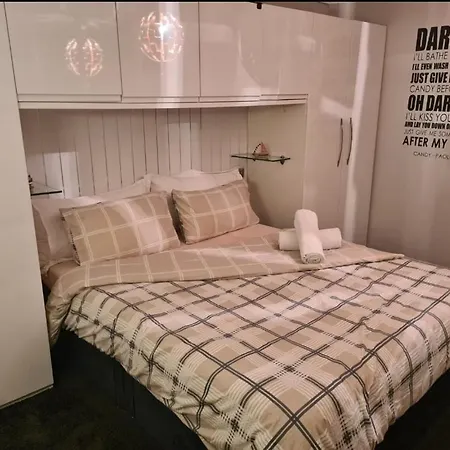 2-bedroom Away From In Glasgows' East End With Free Parking 글라스고