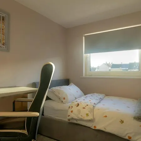 Apartman 2-bedroom Away From In Glasgows' East End With Free Parking