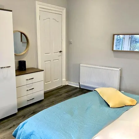 Byevo Almar - Close To And Airport - Perfect For Contractors Or Large Groups