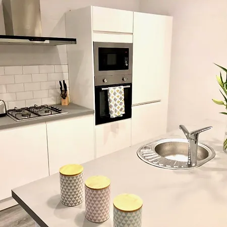 Byevo Almar - Close To And Airport - Perfect For Contractors Or Large Groups *