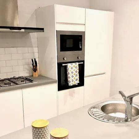 Byevo Almar - Close To And Airport - Perfect For Contractors Or Large Groups