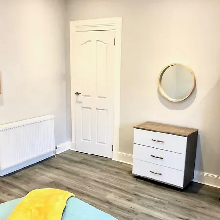 Byevo Almar - Close To And Airport - Perfect For Contractors Or Large Groups