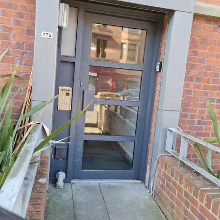 City, Celtic Park & Emirates Stadium Apartment, For Families Or Age Over 23 *