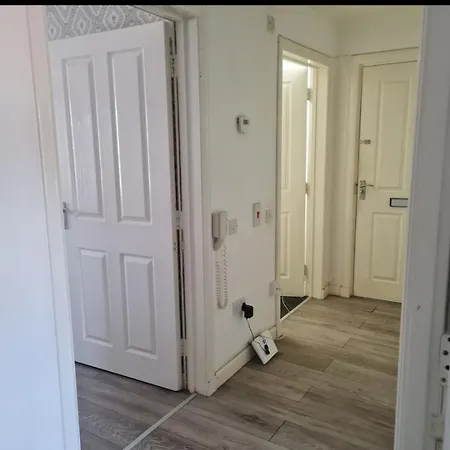 City, Celtic Park & Emirates Stadium Apartment, For Families Or Age Over 23 גלאזגו