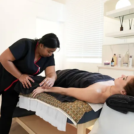 Revolver מלון 4*